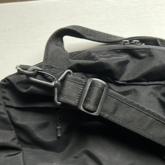 Eddie Bauer Black crossbody Workout Bag NWOT - Picture 13 of 15